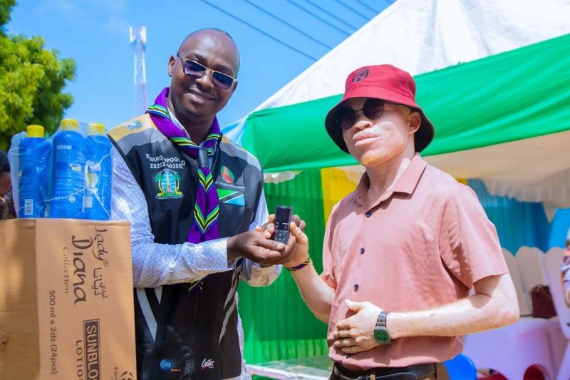 DC Mpogolo akabidhi vifaa kwa walimu wenye mahitaji maalum